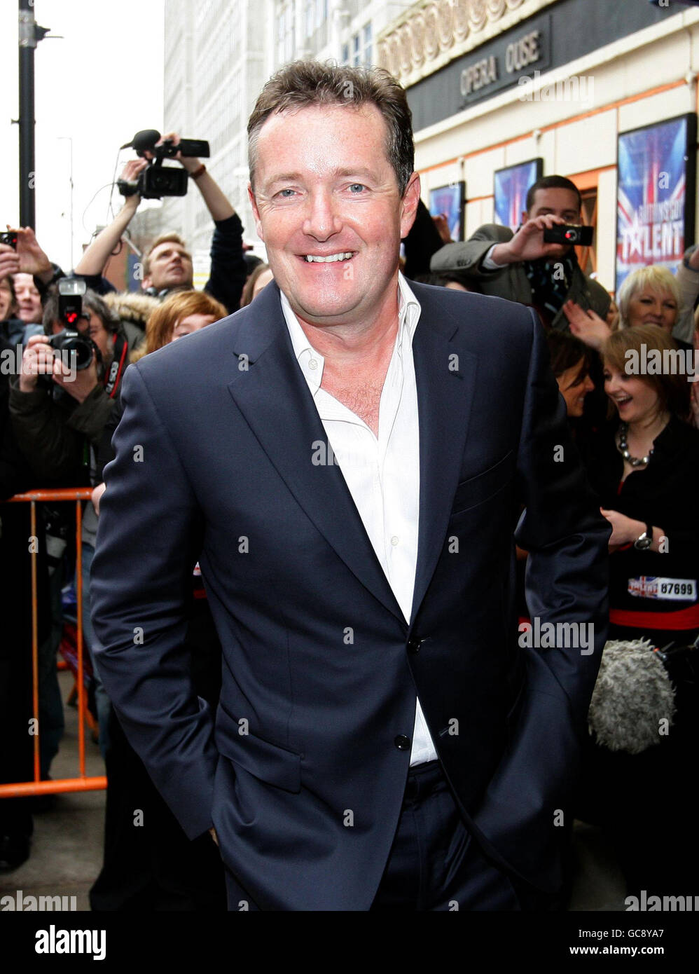 „Britain's Got Talent“-Vorspiele - Manchester. Piers Morgan kommt am Opernhaus in Manchester an, um die „Britain's Got Talent“-Vorspiele zu erleben. Stockfoto