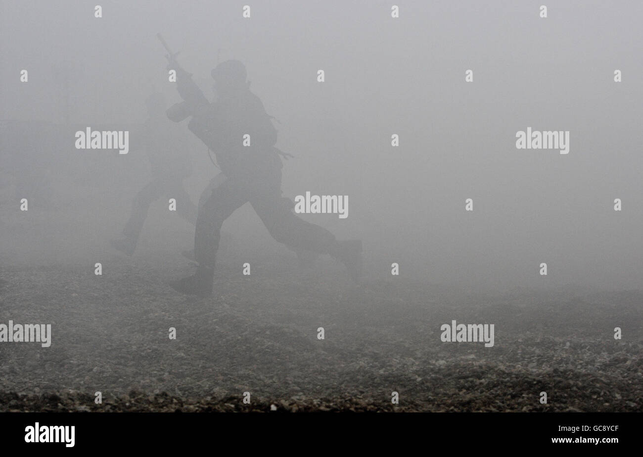 42 Commando Royal Marines stürmen den Strand bei Browndown bei Lee auf Solent während der Übung South West Sword. Stockfoto