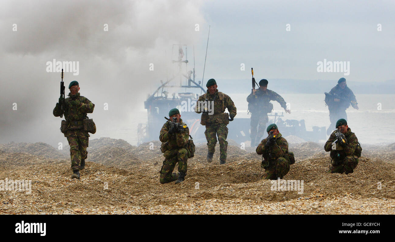 42 Commando Royal Marines stürmen den Strand bei Browndown bei Lee auf Solent während der Übung South West Sword. Stockfoto