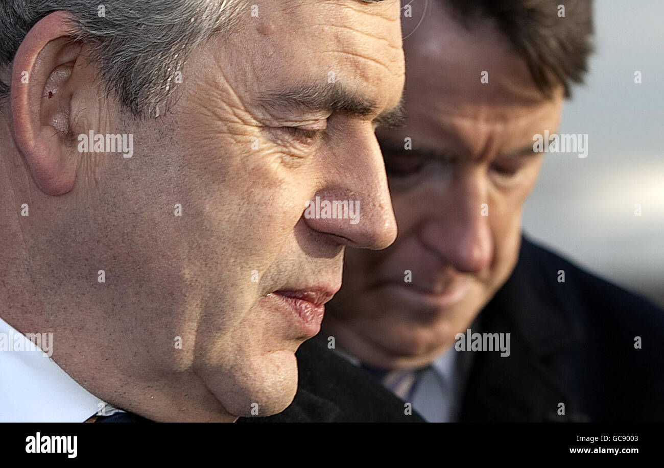 Premierminister Gordon Brown und Wirtschaftsminister Lord Mandelson besuchen die Baustelle des DP World London Gateway-Hafens in Standford-le-Hope in der Nähe von Thurrock, Essex. Stockfoto