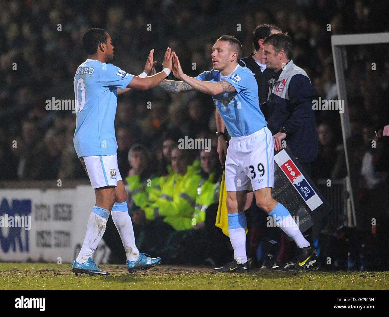 De Souza Robinhohoch fünfköpfiges Teammitglied von Manchester City, Craig Bellamy, da er ersetzt wird Stockfoto