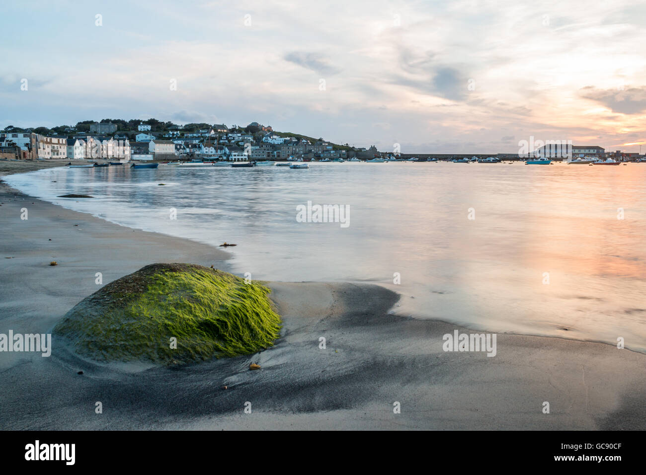 Ein Fels am Stadtstrand mit Hugh Town im Hintergrund, Str. Marys, Isles of Scilly, Mai 2016 Stockfoto