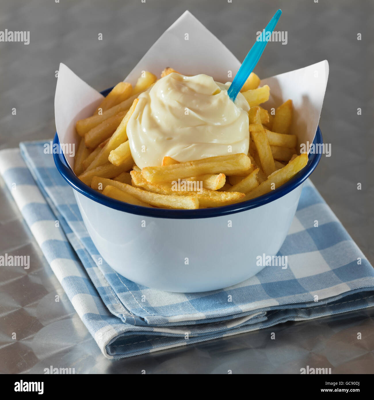 Chips mit Mayonnaise. Frietjes traf mayonaise Stockfoto