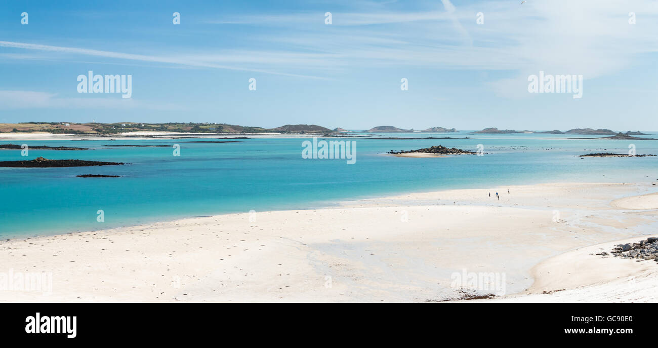 Weißer Sand und blaues Meer bei Ebbe rund um die Isles of Scilly, März 2016 Stockfoto