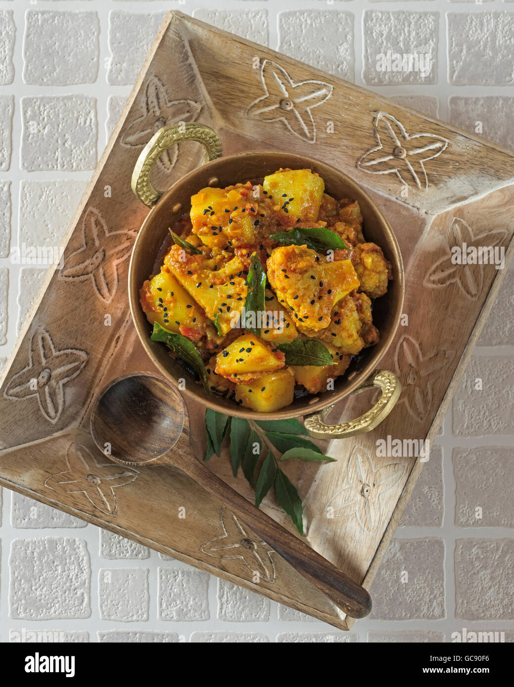 Aloo Gobi. Würzige Kartoffel-Blumenkohl-Curry. Indien-Essen Stockfoto