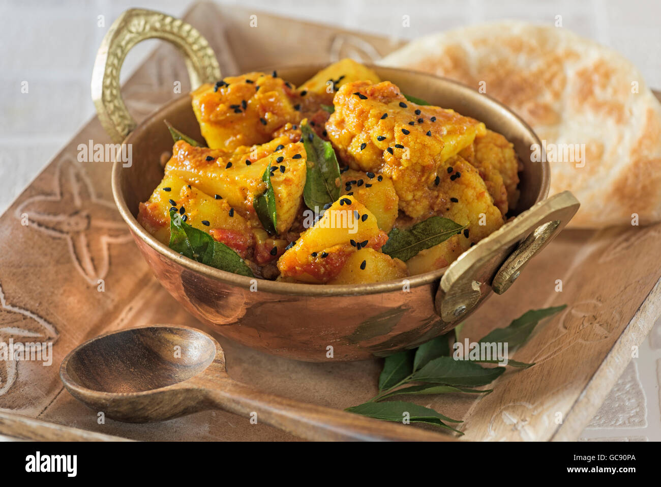 Aloo Gobi. Würzige Kartoffel-Blumenkohl-Curry. Indien-Essen Stockfoto
