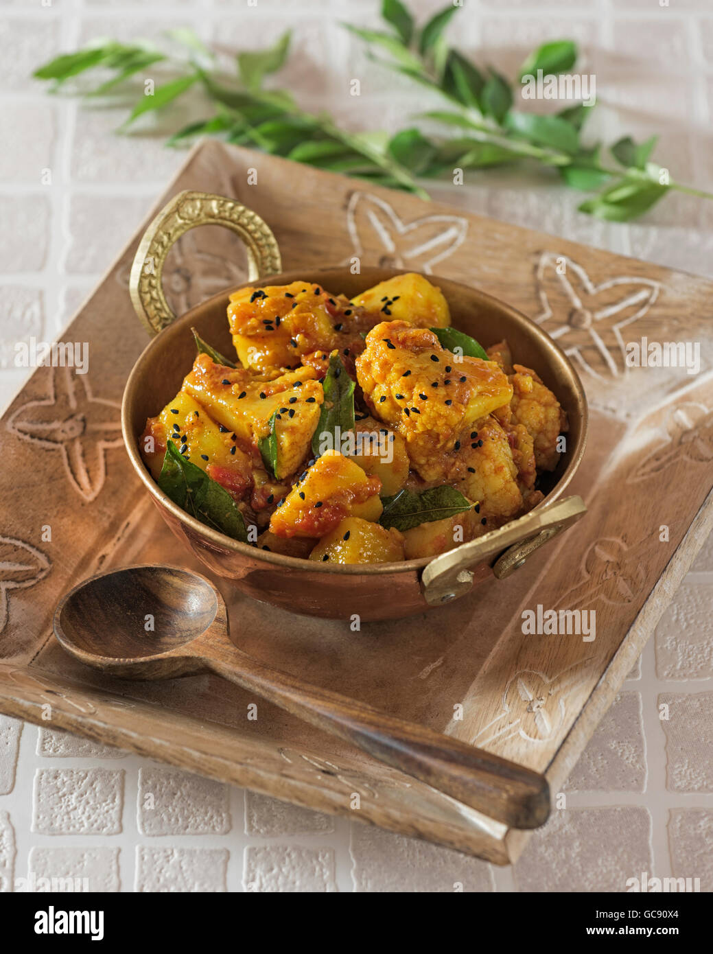 Aloo Gobi. Würzige Kartoffel-Blumenkohl-Curry. Indien-Essen Stockfoto