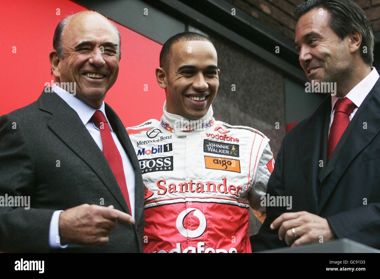 Emilio bot'n, Vorsitzender der Banco Santander, Formel-1-Rennfahrer Lewis Hamilton und Antonio Horta-Osorio, Chief Executive von Santander UK, bei der Eröffnung der ersten offiziellen Santander Niederlassung in der Tottenham Court Road im Zentrum von London. Stockfoto
