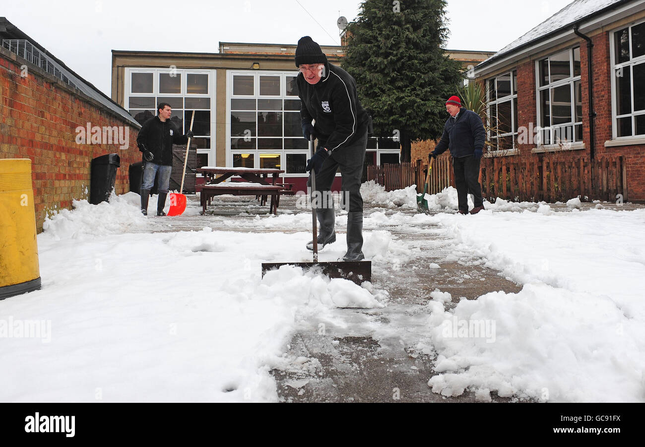 Alan Clifton und Mitglieder des Schulortteams räumen Schnee vom Gelände der Selby High School, North Yorkshire, um sicherzustellen, dass die Schule für die 9- und 11-jährigen Schüler geöffnet ist. Stockfoto