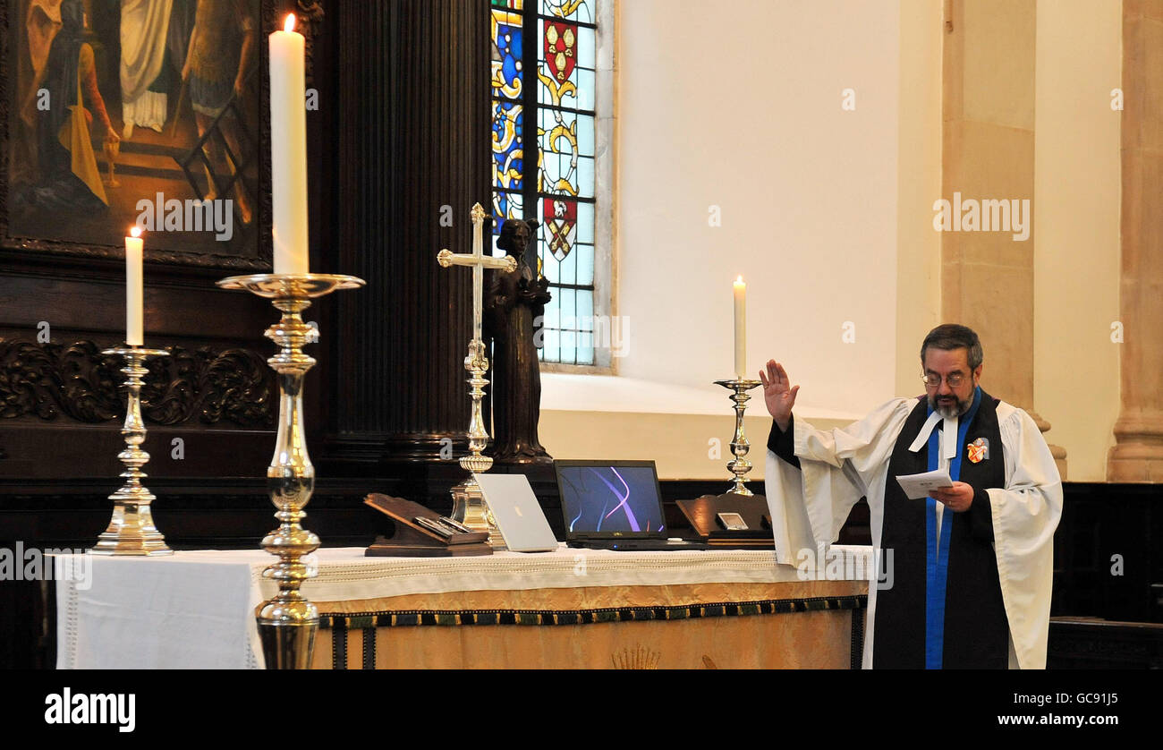 Canon David Parrott hält einen Gottesdienst in der Kirche der City of London Corporation, St. Lawrence Jewry, um die Mobiltelefone, iPods, Blackberrys und Laptops der Gemeinde zu segnen. Stockfoto