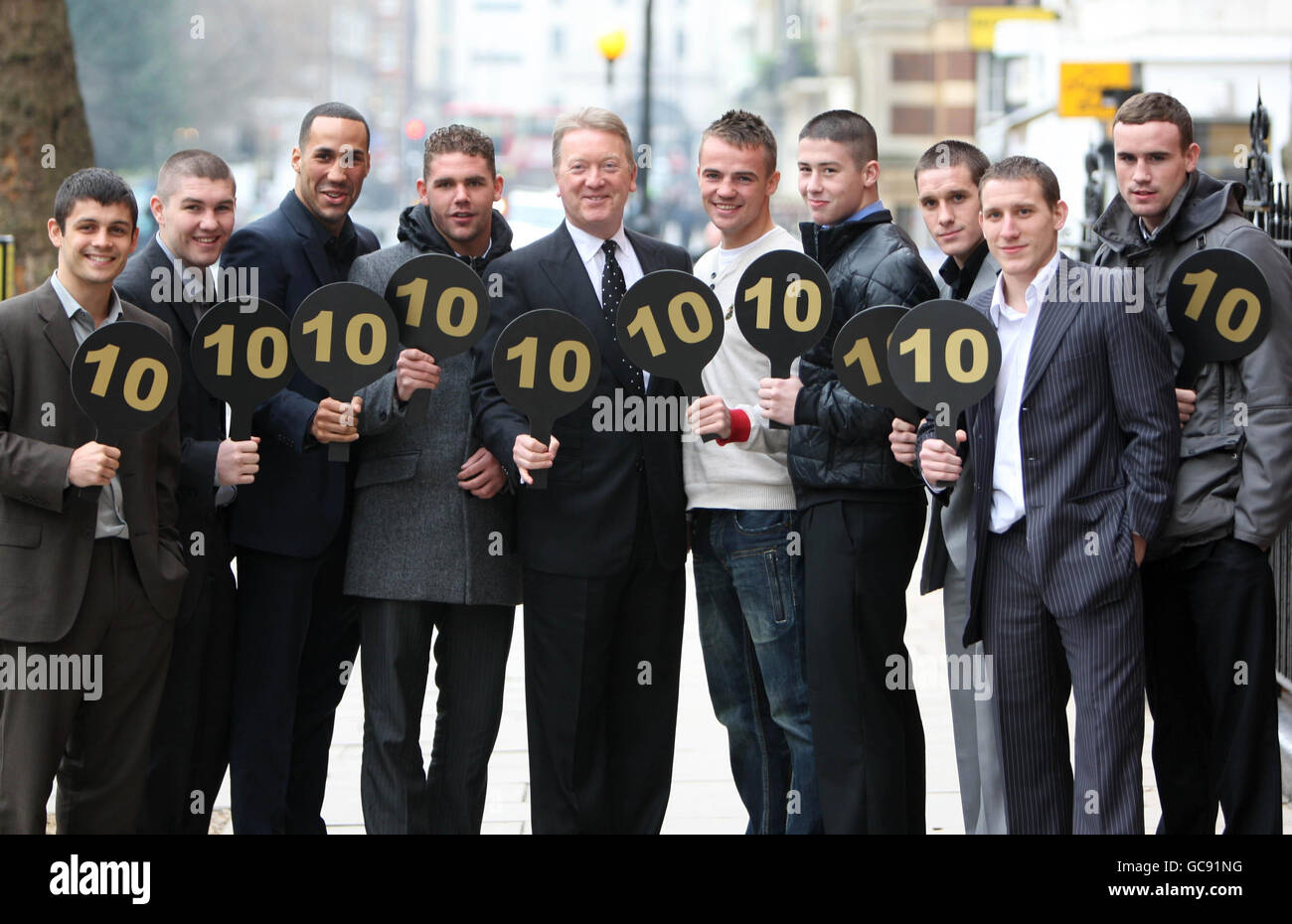Frank Warren (Mitte) mit (von links nach rechts) Stephen Smih, Liam Smith, James DeGale MBE, Billy Joe Saunders, Frankie Gavin, Ronnie Heffron, Liam Walsh, Thomas Costello und Ryan Walsh während der Pressekonferenz im Landmark Hotel, London. Stockfoto
