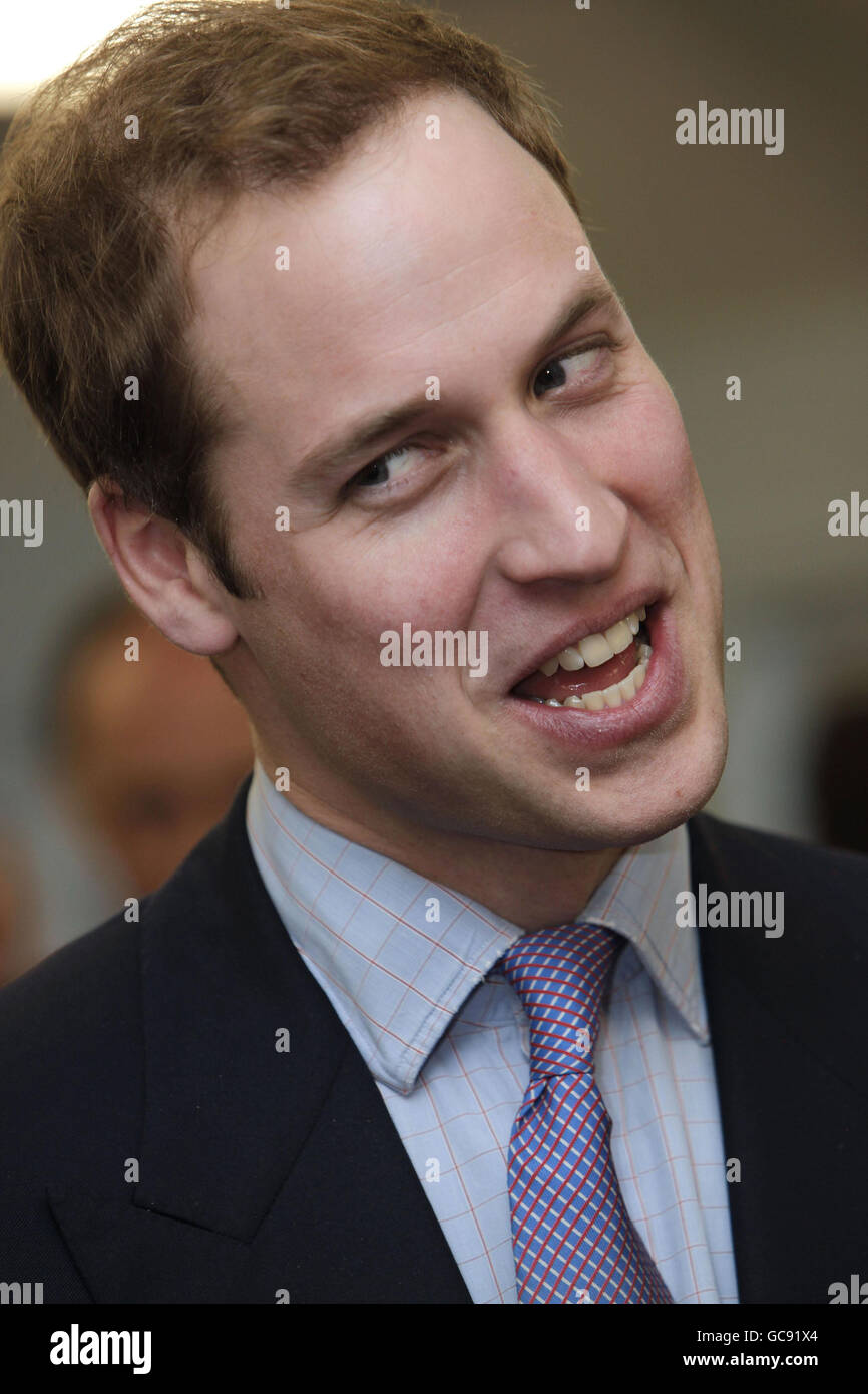 Prinz William spricht mit dem Personal während eines Besuchs im St. Barnabas Hospice Day Care Center in Lincoln. Stockfoto