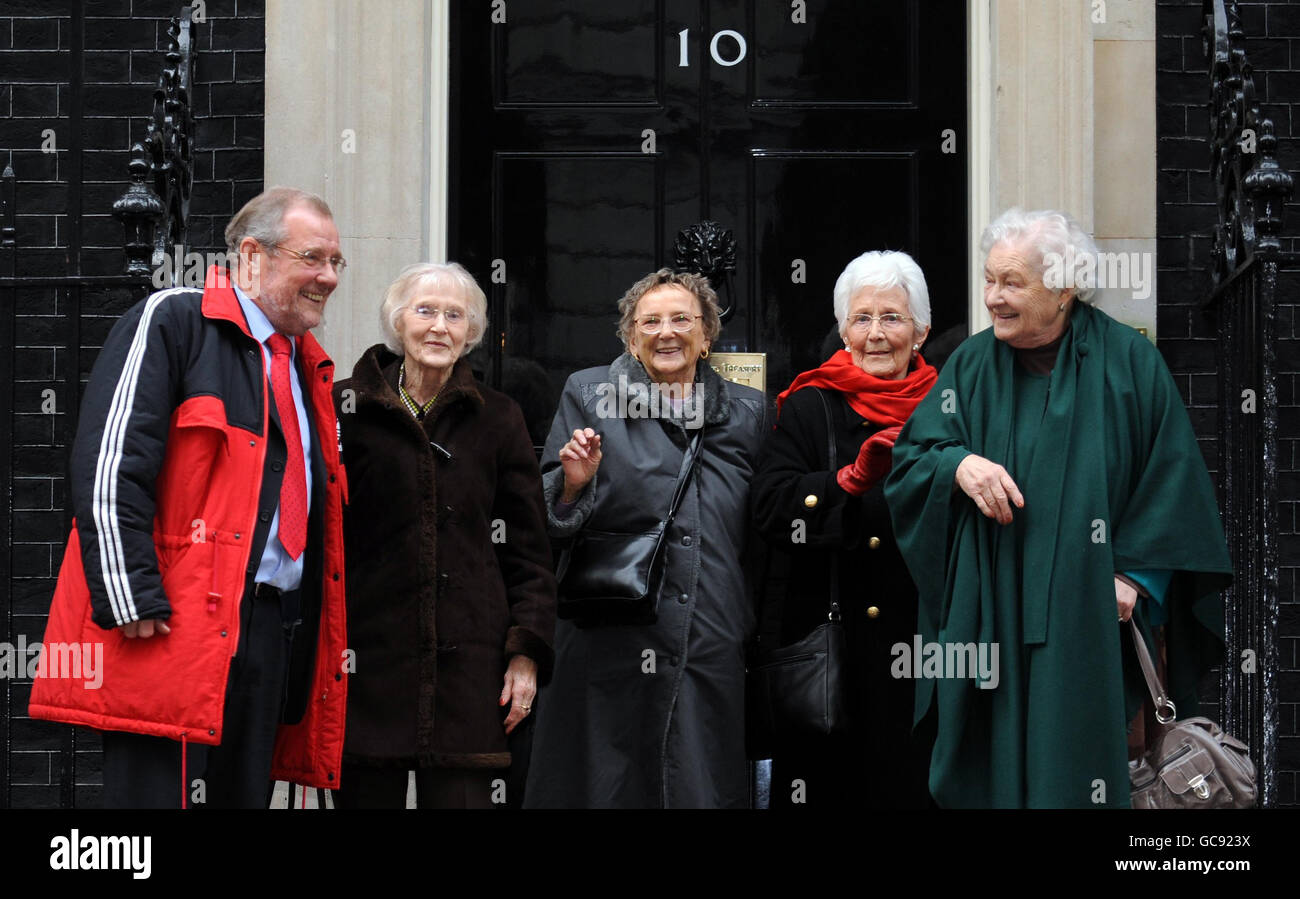 (Von links nach rechts) Richard Caborn MP steht mit 'Women of Steel' Dorothy Slingsby, 88, Kit Sollitt, 90, Ruby Gascoigne, 87 und Kathleen Roberts, 90, außerhalb 10 Downing Street, London, wo sie mit dem britischen Premierminister Gordon Brown trafen. Stockfoto