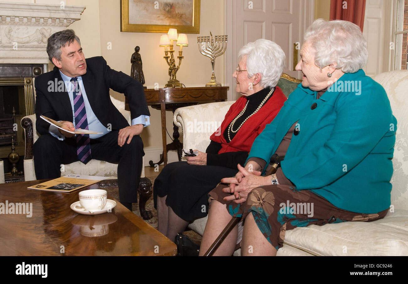 (Von links nach rechts) der britische Premierminister Gordon Brown spricht mit Kathleen Roberts 90 und Kit Sollitt, 90, während eines Treffens in der Downing Street 10 im Zentrum von London, Da die Arbeit der "Frauen aus Stahl", die während des Zweiten Weltkriegs dazu beigetragen haben, das britische Stahlwerk am Laufen zu halten, von der Regierung anerkannt wird. Stockfoto