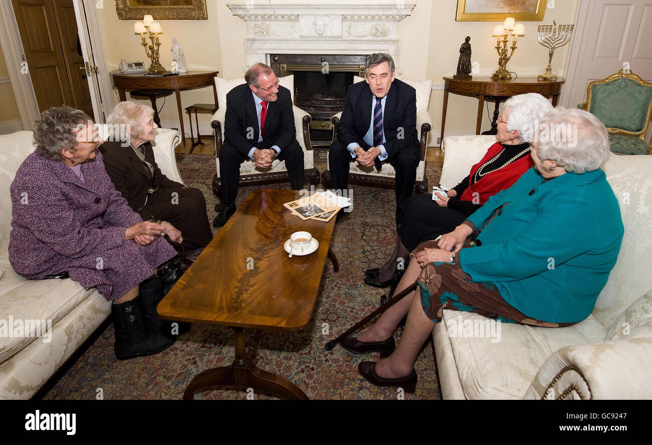 (Von links nach rechts) Dorothy Slingsby, 88, Ruby Gascoigne, 87, Richard Caborn MP, Der britische Premierminister Gordon Brown, Kathleen Roberts 90 und Kit Sollitt, 90, sprechen während eines Treffens in der Downing Street 10 im Zentrum von London, da die Arbeit der "Women of Steel", die während des Zweiten Weltkriegs dazu beigetragen haben, Großbritanniens Stahlwerk am Laufen zu halten, von der Regierung anerkannt wird. Stockfoto