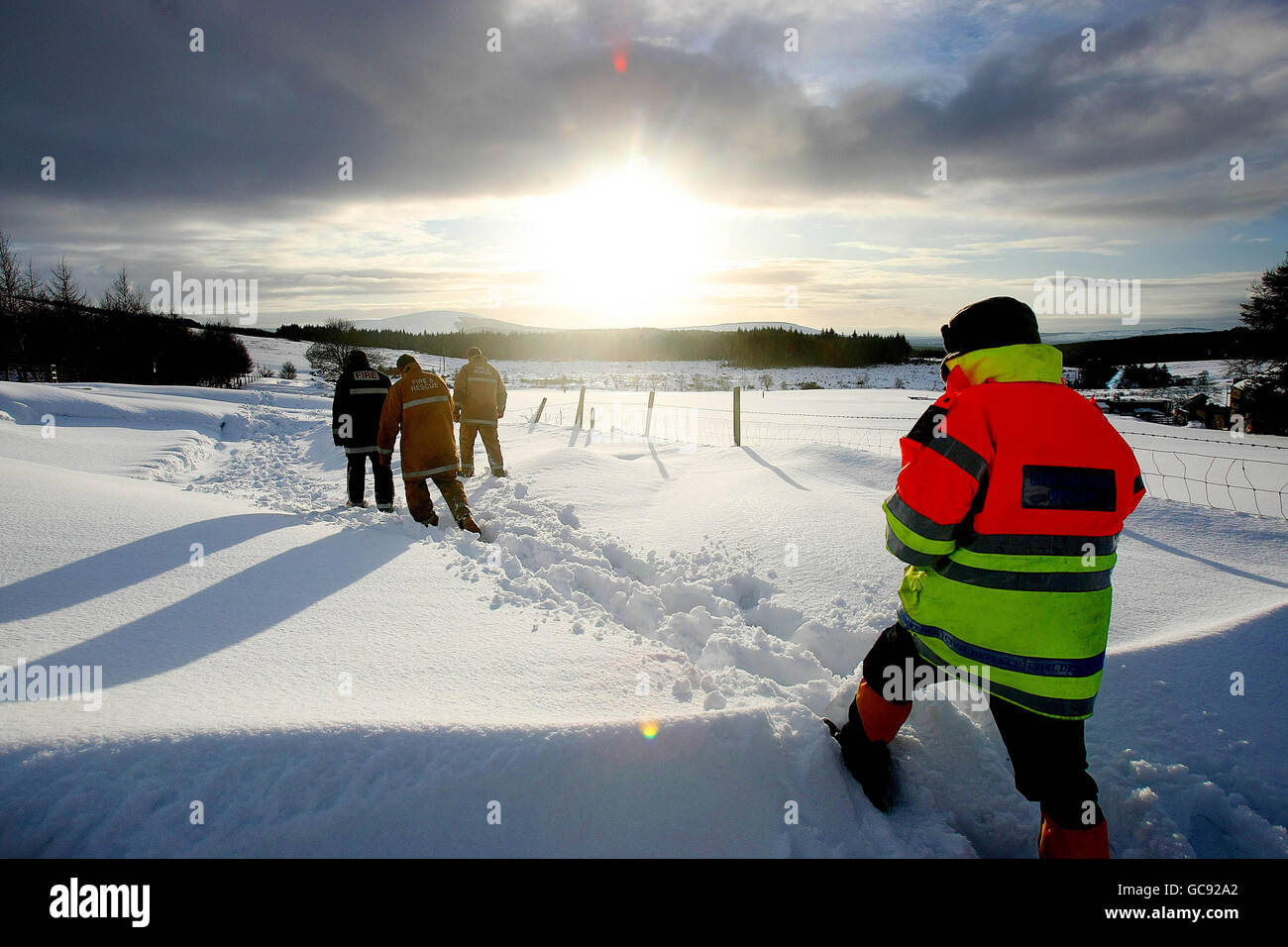 Dublin Civil Defense Mitglieder waten durch Schnee zu Kilbride Millitary Camp, nachdem ihre ehemalige schwedische Armee Hagglunds Track Fahrzeug war nicht in der Lage, die letzten paar hundert Meter aufgrund von Schneeverwehungen bis zu 6 Fuß tief an Orten in den Wicklow Mountains zu vervollständigen. Stockfoto