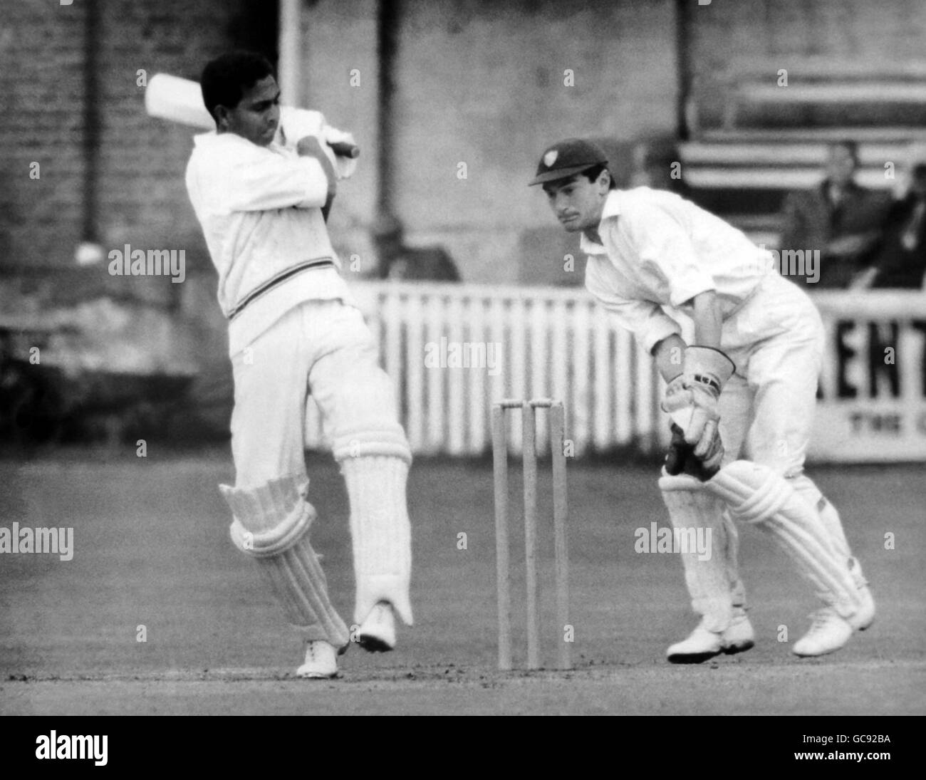 Cricket - Kent / Leicestershire - County Championship 1965 - Tag 1 - The bat and Ball Ground, Gravesend. Leicestershire Schlagmann Stanley Jayasinghe in Aktion Stockfoto