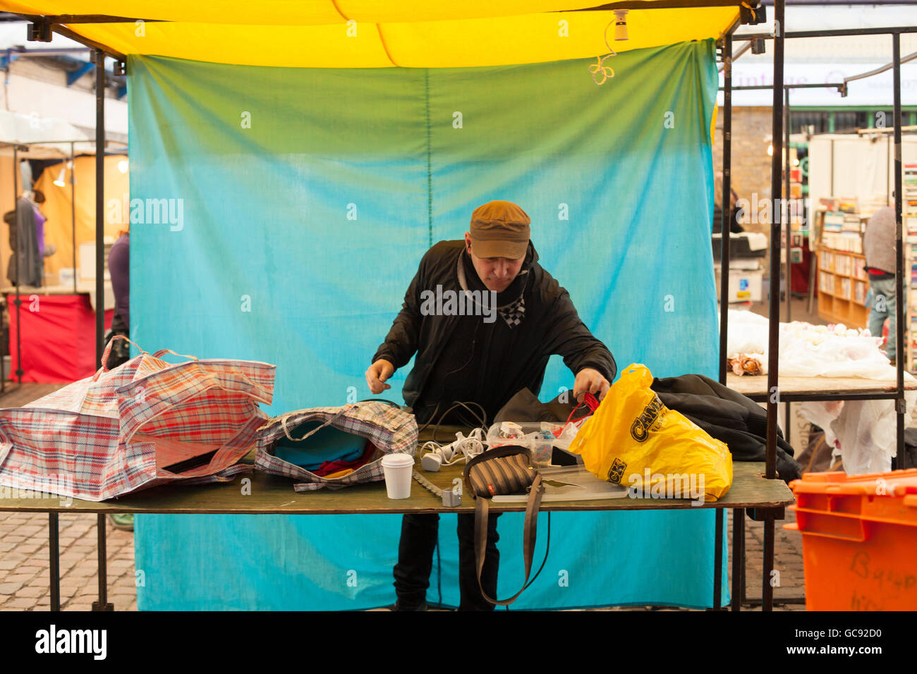 Marktstand am Greenwich Market einrichten Stockfoto