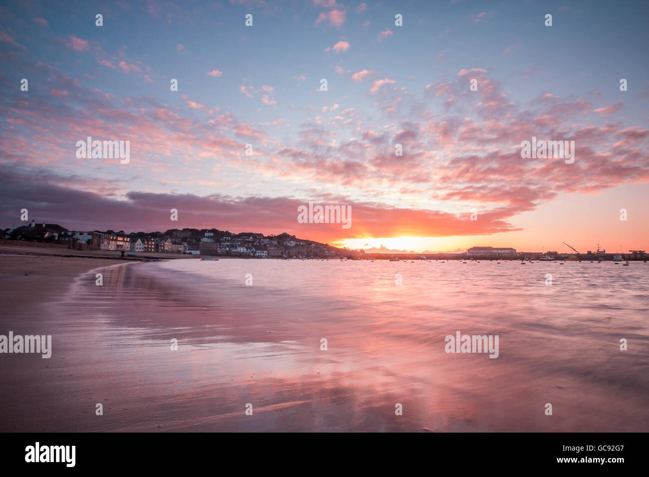 Die Sonne geht über Hugh Town, Isles of Scilly, April 2016 Stockfoto