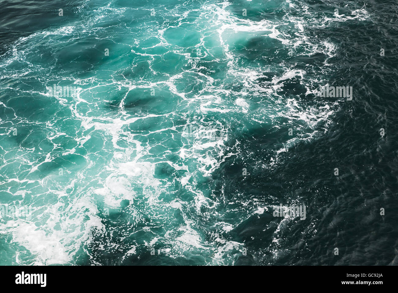 Stürmisches Meer Wasser Oberfläche mit Schaum und Wellen-Muster, Foto Hintergrundtextur Stockfoto