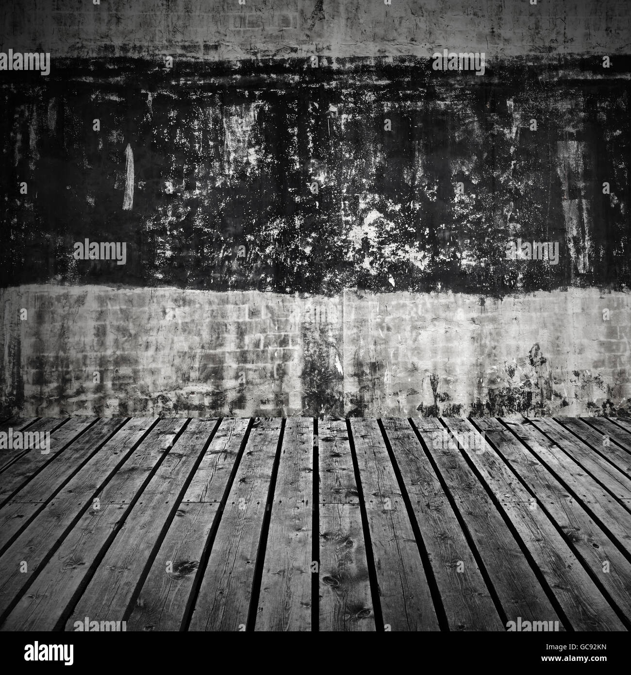 Abstrakte leeren dunklen Raum innen Hintergrund mit grauen Holzboden und schwarzen Streifen auf Betonwand Stockfoto