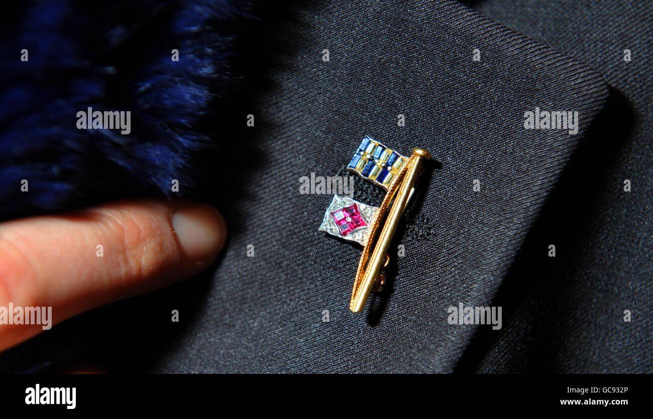 Eine Brosche mit Gold- und Juwelenflagge, die den Signal GF für Gracie Fields, den Besitzer, zeigt, geschätzt auf 500-700, auf der Ausstellung in den Bonhams Auktionsräumen in London, wo sie im Rahmen des Verkaufs der Gentleman's Library des Auktionshauses unter den Hammer gehen wird. Stockfoto