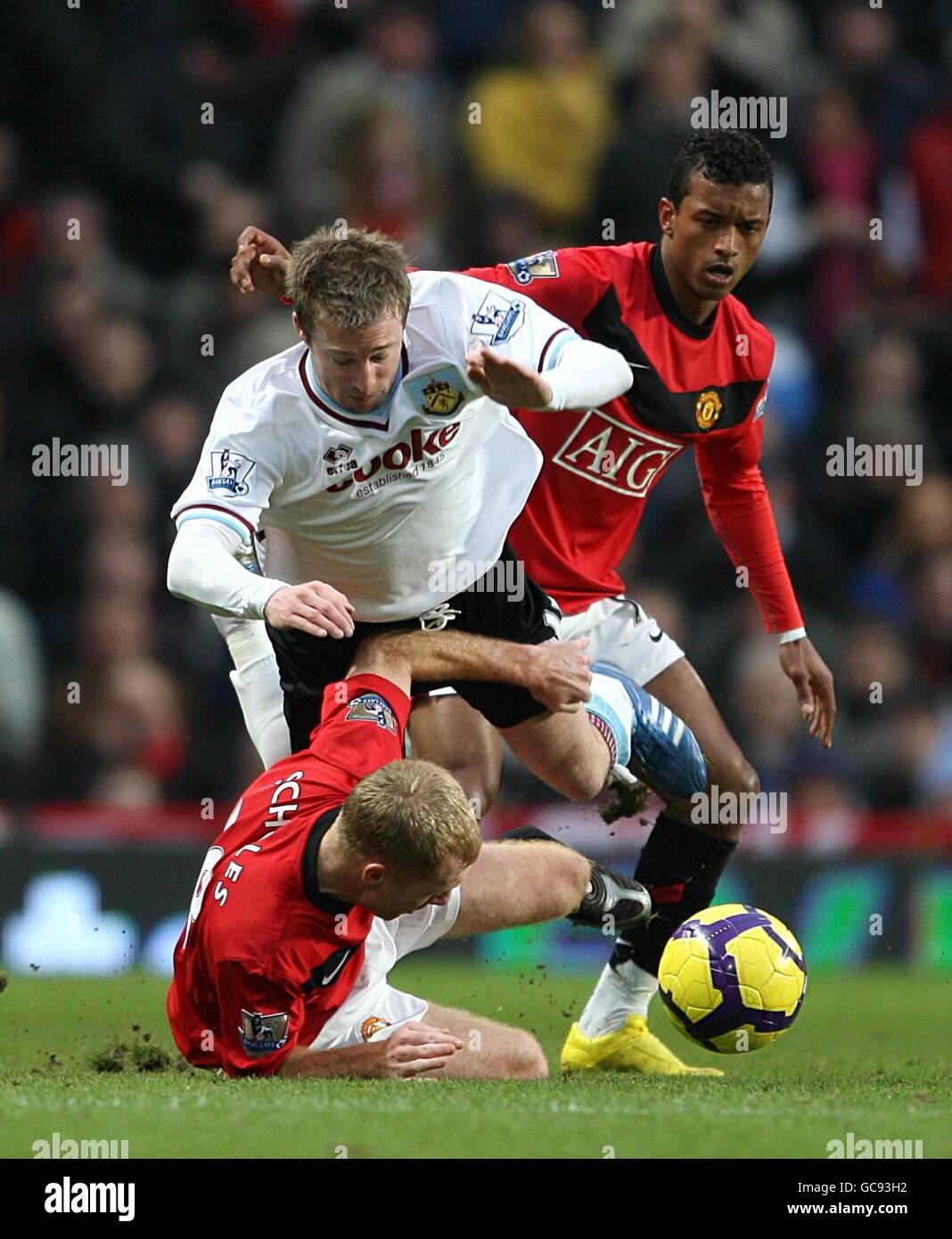 Burnleys Wade Elliott (Mitte) kämpft mit Manchester um den Ball United's Paul Scholes (links) und Luis Nani Stockfoto