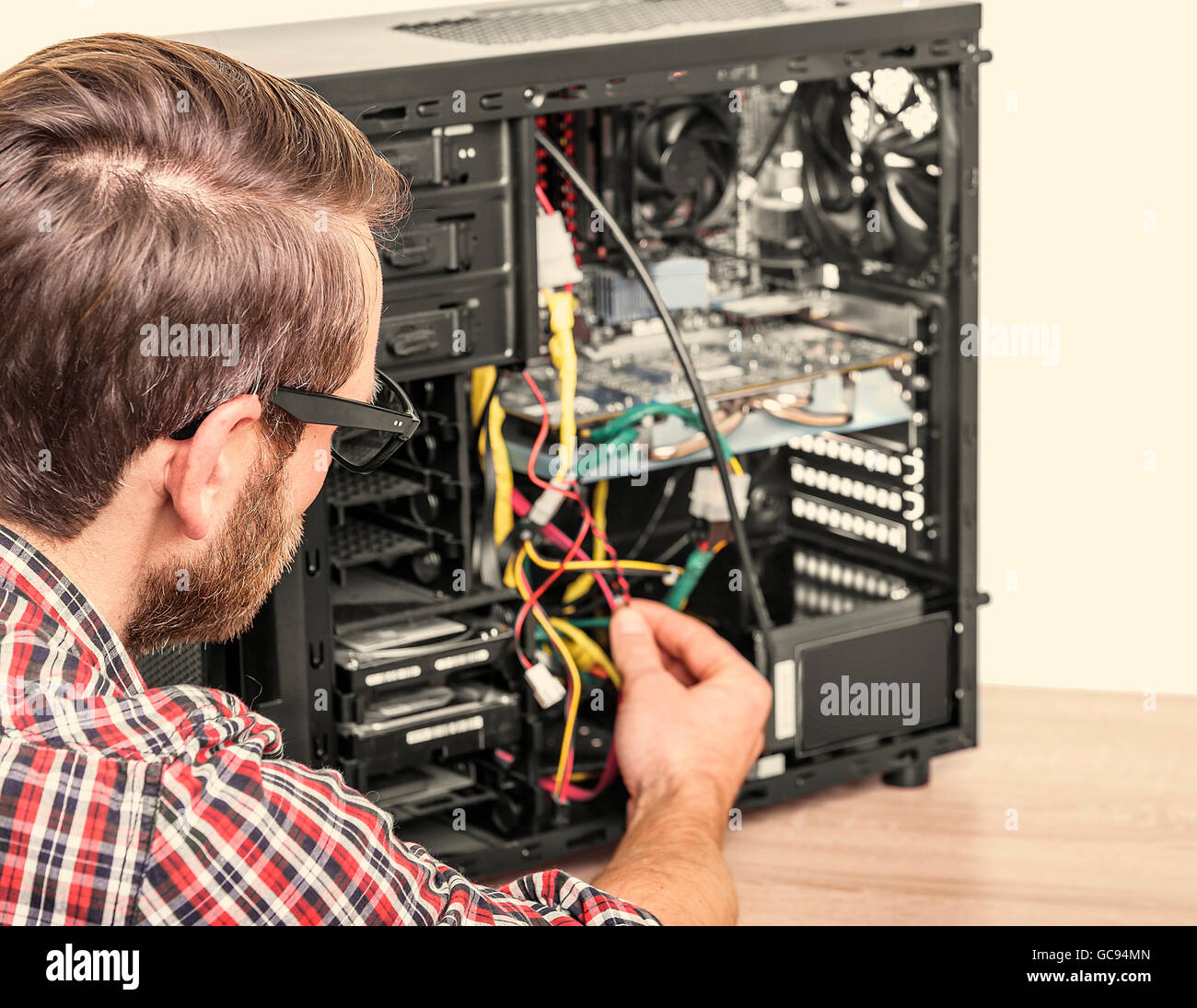Computer-Ingenieur Reparaturen oder montieren Sie den Computer. Durchtrainierten Bild. Stockfoto