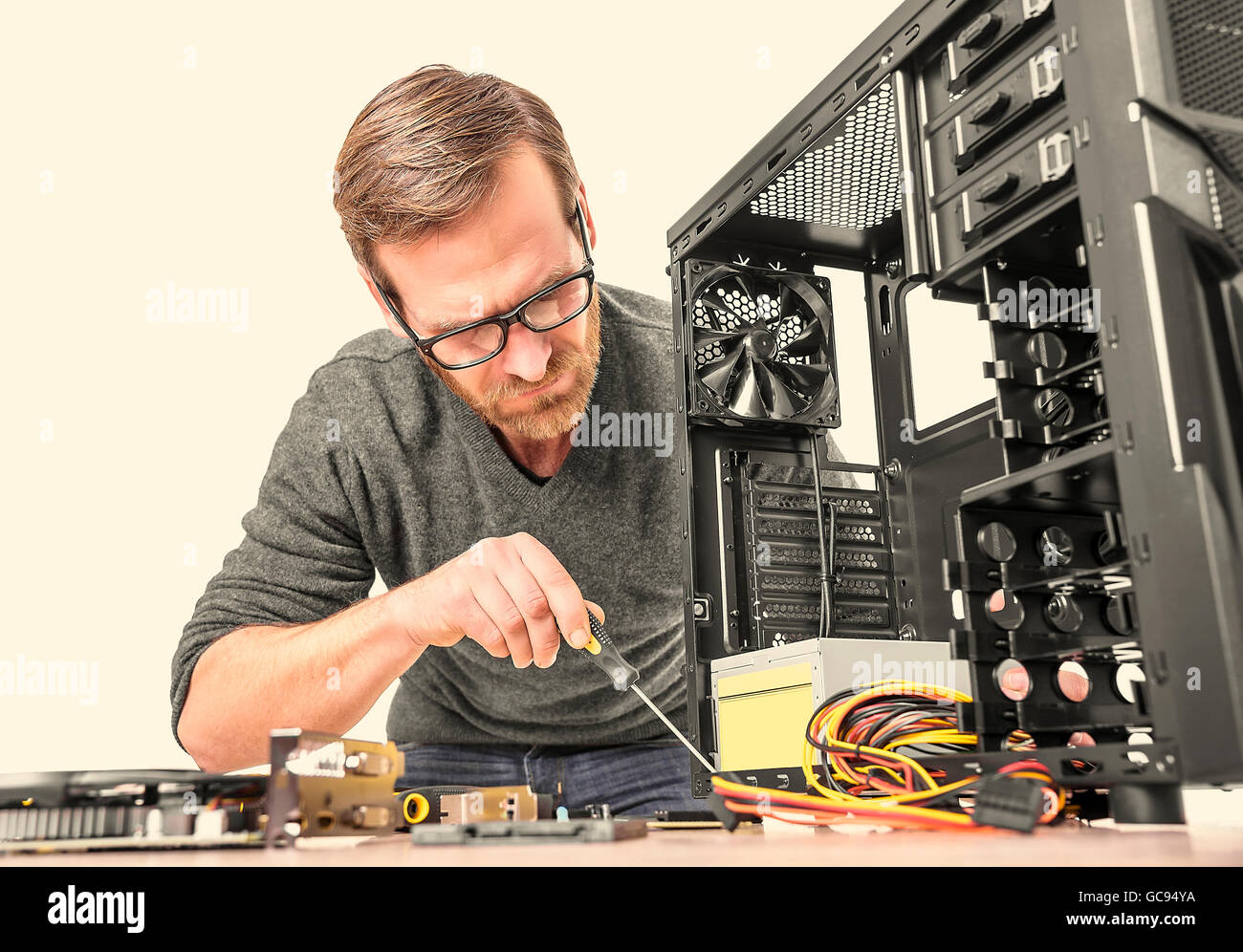 Computer-Reparatur. Computer-Techniker arbeiten auf einem Personal Computer. Durchtrainierten Bild. Stockfoto