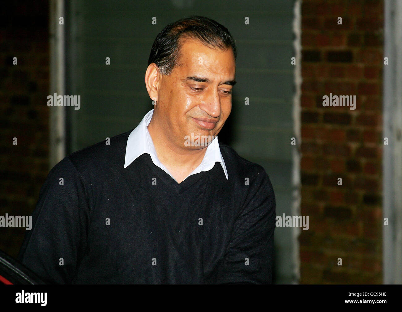 Der Geschäftsmann Munir Hussain kommt nach seiner Freilassung aus dem Bullingdon-Gefängnis in Oxfordshire zu seinem Haus in der Desborough Park Road in High Wycombe zurück. Hussain, 53, ließ seine Strafe beim Court of Appeal in London herabgesetzt. Stockfoto