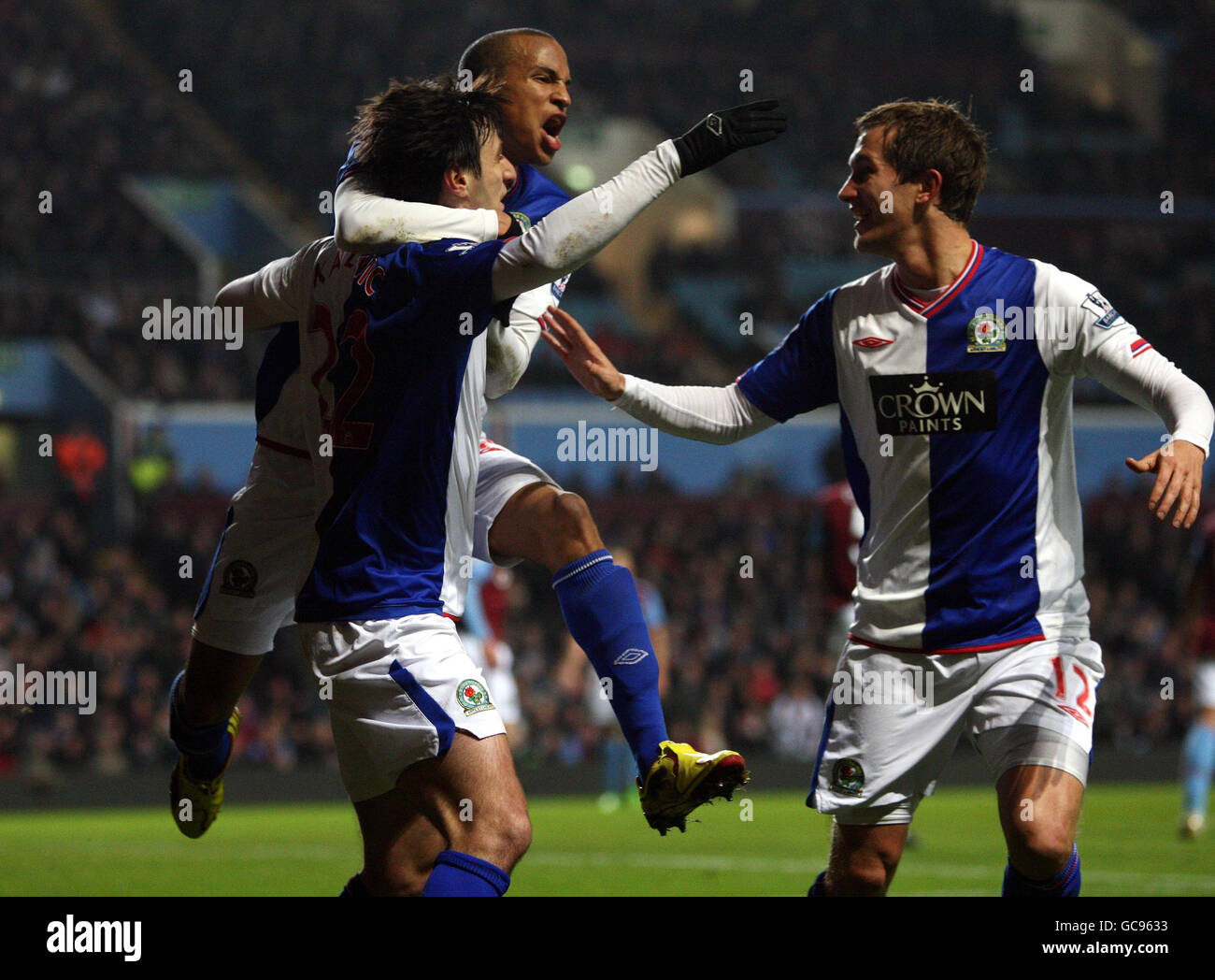 Blackburns Nikola Calingic feiert sein zweites Tor mit Martin Olsson (oben) und Morten Gamst Pedersen (rechts) beim Carling Cup Halbfinale, Second Leg Match in Villa Park, Birmingham. Stockfoto