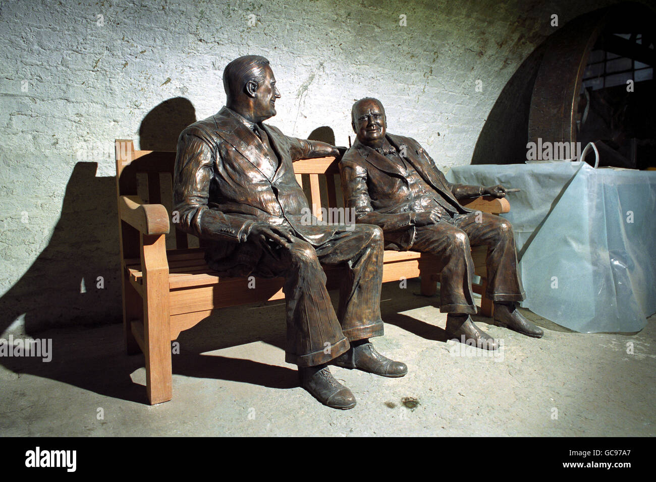 Die beiden führenden Politiker Franklin D. Roosevelt und Winston Churchill unterhalten sich auf einer Parkbank in einem neuen bronzenen tableau „Allies“ des Bildhauers Lawrence Holofcener. Es wird zum 50. Jahrestag der Landungen in das D-Day Museum in Southsea, Portsmouth, verlegt. Stockfoto