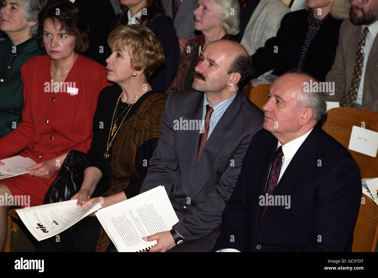 Michail Gorbatschow (r) sitzt mit seinem Dolmetscher und seiner Frau Raisa während der Ehrendoktorwürde in Bristol Stockfoto