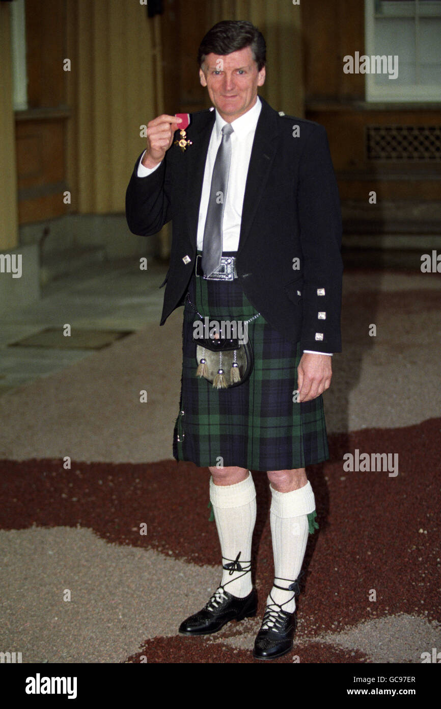 FUSSBALL - ANDY ROXBURGH - BUCKINGHAM PALACE. DER EHEMALIGE MANAGER VON SCHOTTLAND, ANDY ROXBURGH, VOR DEM BUCKINGHAM PALACE, NACHDEM ER SEINE CBE VON DER KÖNIGIN ERHALTEN HATTE. ROTA. Stockfoto