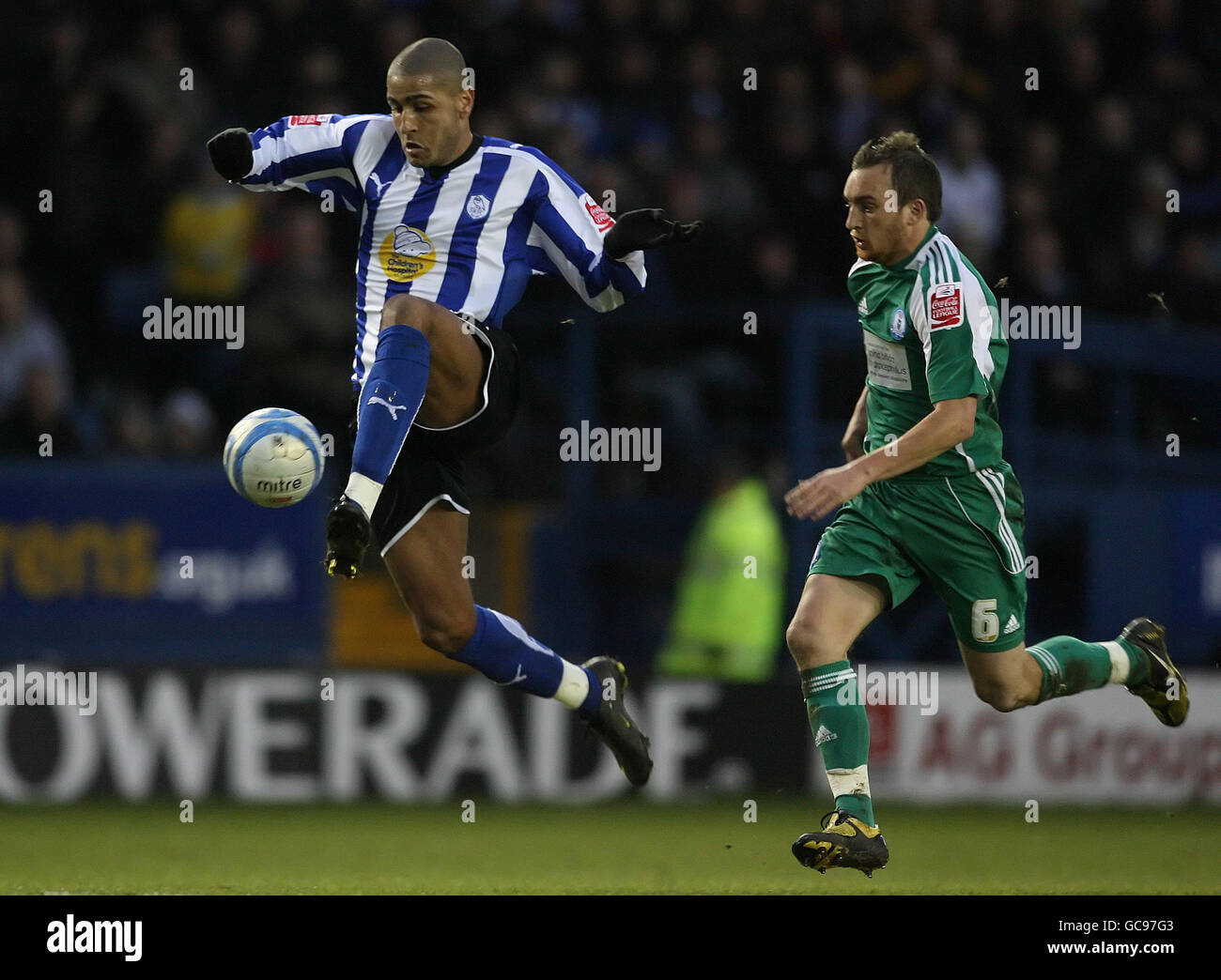Leon Clarke, der am Mittwoch in Sheffield ist, kommt beim Coca-Cola-Meisterschaftsspiel in Hillsborough, Sheffield an Charlie Lee von Peterborough United vorbei. Stockfoto