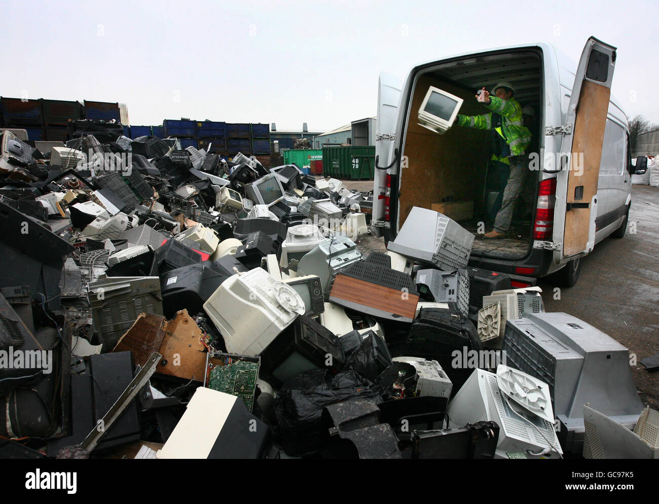 Die Lieferung von alten Fernsehgeräten und Computermonitoren erfolgt bei der Recyclingfirma SWEEEP in Sittingbourne, Kent, da das Unternehmen aufgrund der Nachfrage nach Flachbildschirmen derzeit alle 24 Stunden 4,000 der alten oder defekten Bildschirme recycelt. Stockfoto