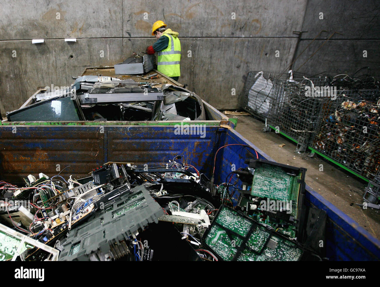 Alte Fernseher und Computermonitore werden in der ersten Verarbeitungsstufe bei der Recyclingfirma SWEEEP in Sittingbourne, Kent, per Hand in ihre Hauptkomponenten zerlegt, da die Nachfrage nach Flachbildschirmen das Unternehmen derzeit 4,000 der alten oder defekten Bildschirme alle 24 Stunden recycelt. Stockfoto