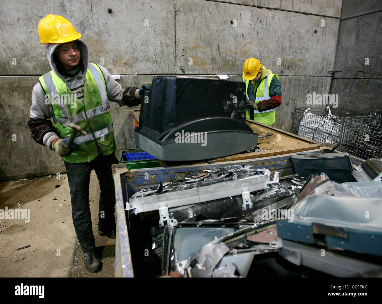 Alte Fernseher und Computermonitore werden in der ersten Verarbeitungsstufe bei der Recyclingfirma SWEEEP in Sittingbourne, Kent, per Hand in ihre Hauptkomponenten zerlegt, da die Nachfrage nach Flachbildschirmen das Unternehmen derzeit 4,000 der alten oder defekten Bildschirme alle 24 Stunden recycelt. Stockfoto