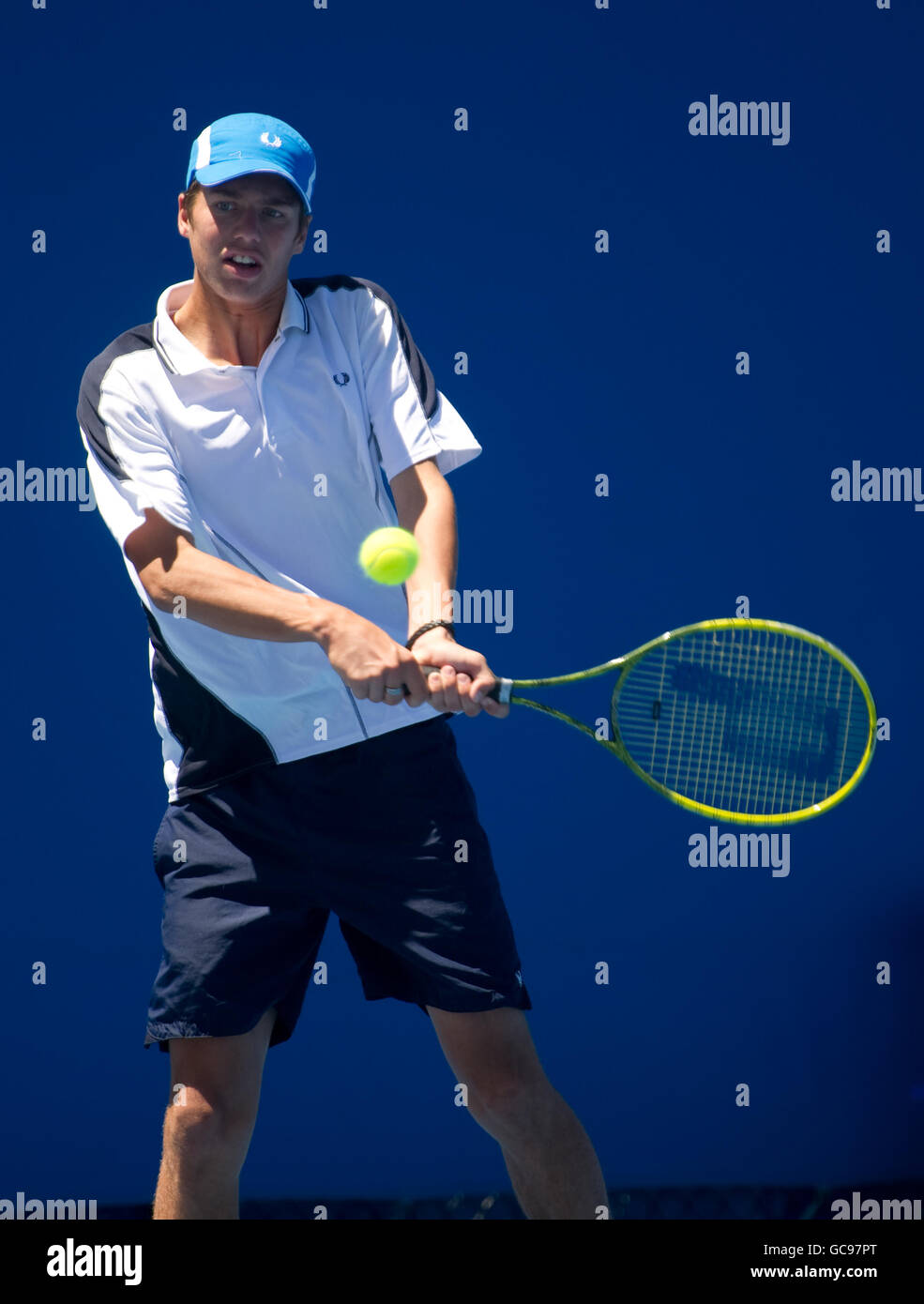 Oliver Golding in Aktion während seines Doppelmatches mit Cedrick Während der Australian Open im Melbourne Park Stockfoto