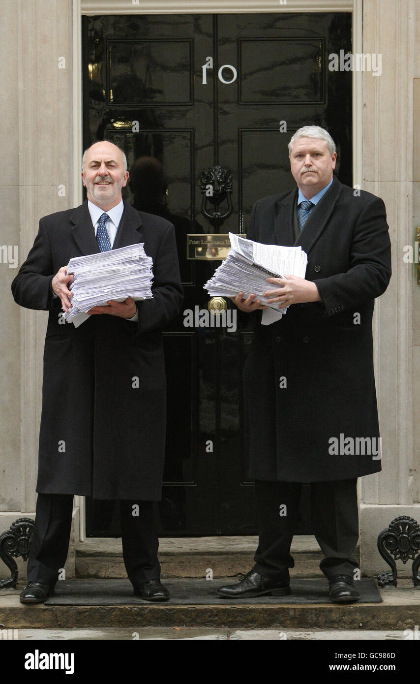 Birmingham Stadtrat Nigel Dawkins (links) und Bournville Village Stadtrat Rob Sealey übergeben eine Unterschriftenpetition von 3,000 gegen die Cadbury-Übernahme durch Kraft an 10 Downing Street, Westminster, London. Stockfoto