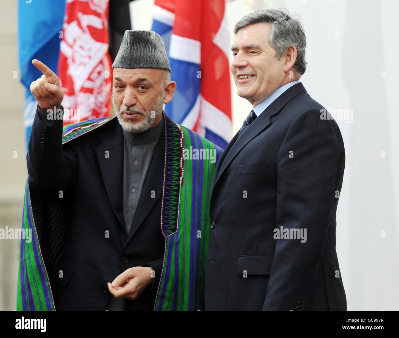 Premierminister Gordon Brown und der afghanische Präsident Hamid Karzai kommen zur Afghanistan-Konferenz in London im Lancaster House an. Stockfoto