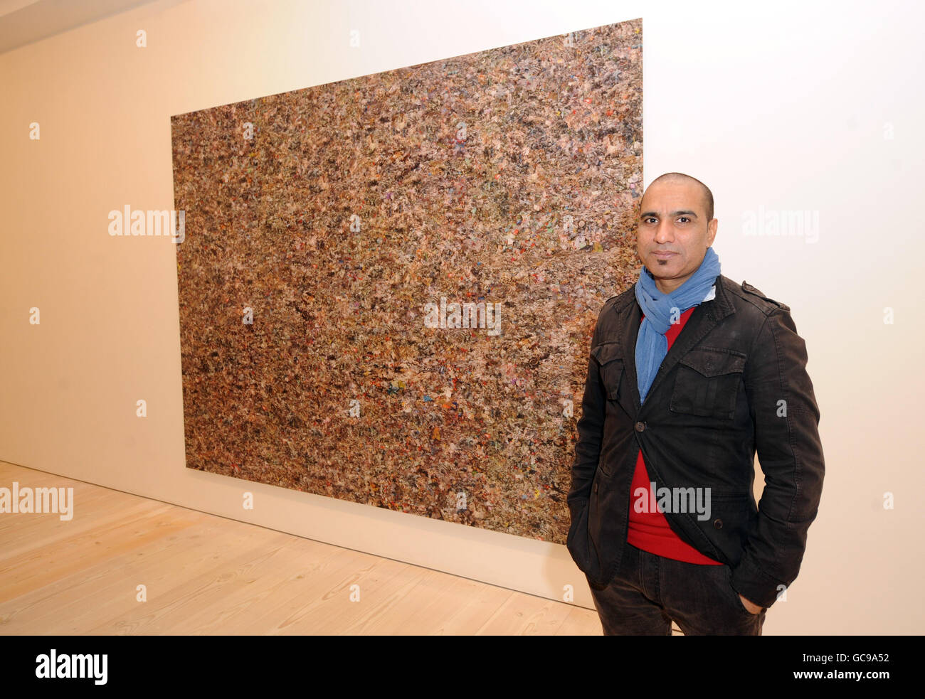 Rashed Rana Der Künstler Rashid Rana steht bei seiner Ausstellung The World is Not ...