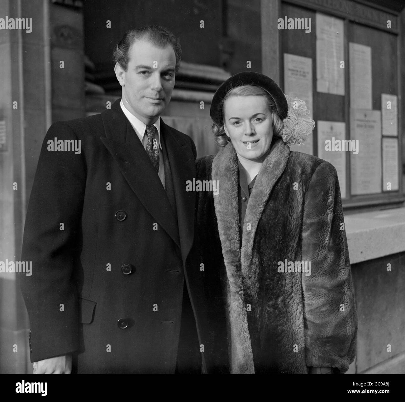 Peter Rogers, Produzent, nach seiner Hochzeit mit der Filmproduzentin Betty Box im Marylebone Register Office, London. Stockfoto