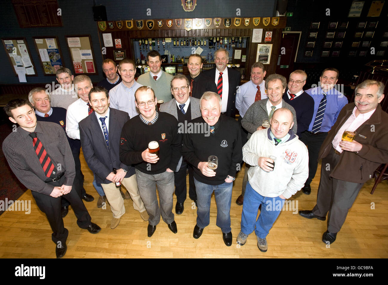 Clubsponsoren, die heute im North Berwick Clubhouse während der Zeremonie des Scottish Rugby Union Club des Monats im North Berwick Rugby Club, North Berwick, Schottland, abgebildet sind. Stockfoto