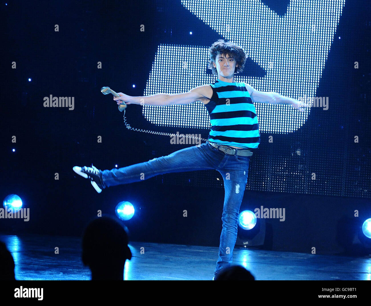 Drew McOnie ist in der BBC1-Show "Do You Think You Can Dance" in den BBC Studios in White City, London zu sehen. Stockfoto
