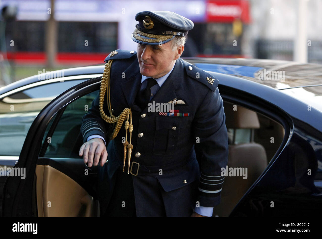 Der Chef der Streitkräfte, Air Chief Marshal Sir Jock Stirrup, kommt im Londoner Queen Elizabeth II Konferenzzentrum an, wo er die Irakuntersuchung belegen wird. Stockfoto
