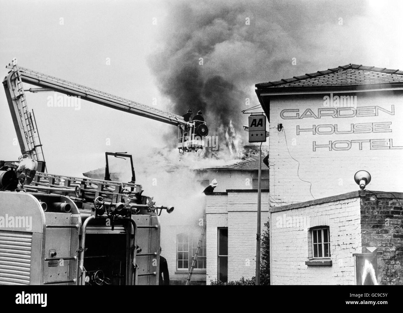 Ein allgemeiner Blick von außen auf Feuerwehrleute, die gegen einen Brand kämpften, der durch das 3-Sterne Garden House Hotel in Cambridge mit 68 Schlafzimmern fegte. Stockfoto