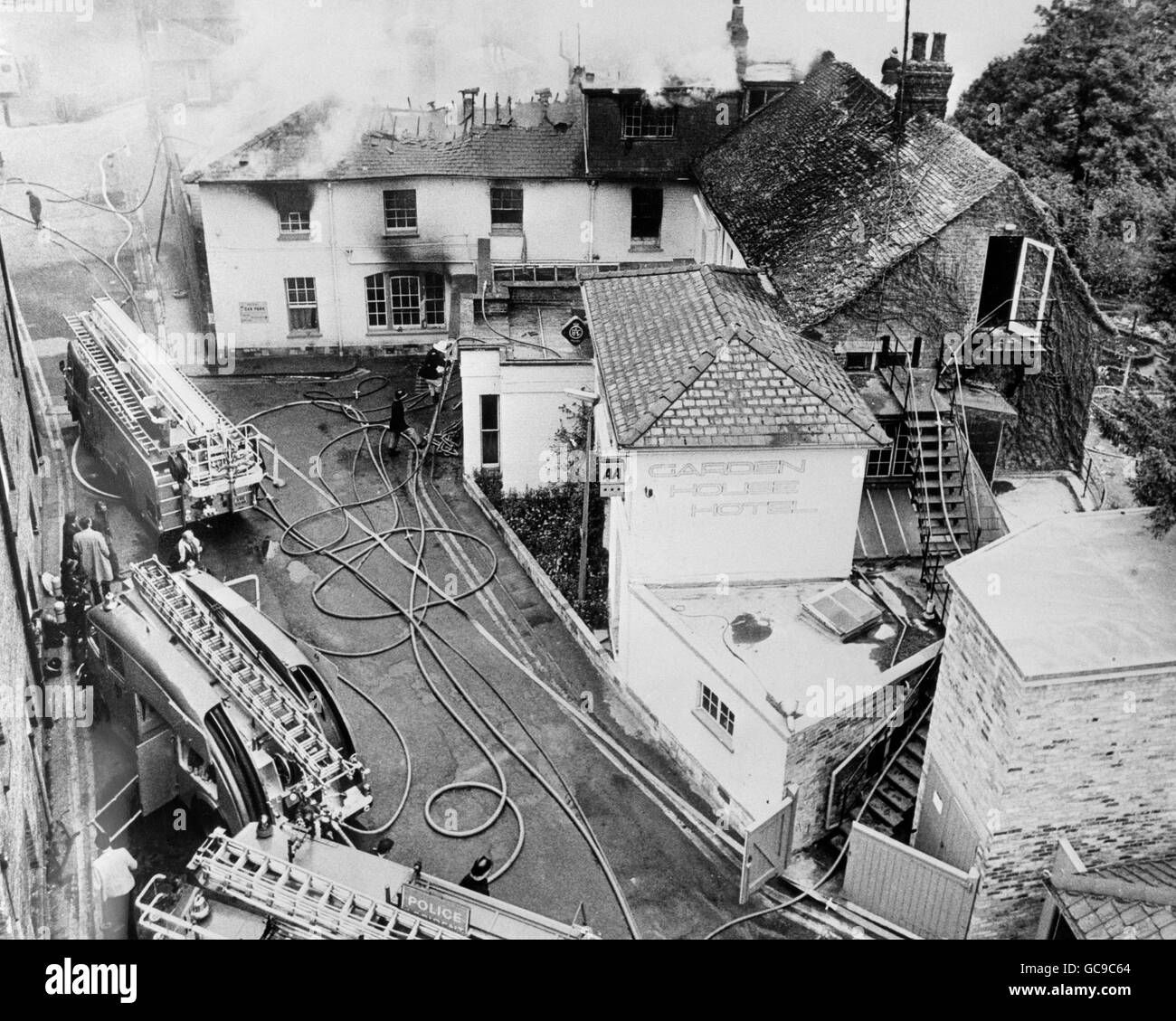 Ein allgemeiner Blick von außen auf Feuerwehrleute, die gegen einen Brand kämpften, der durch das 3-Sterne Garden House Hotel in Cambridge mit 68 Schlafzimmern fegte. Stockfoto