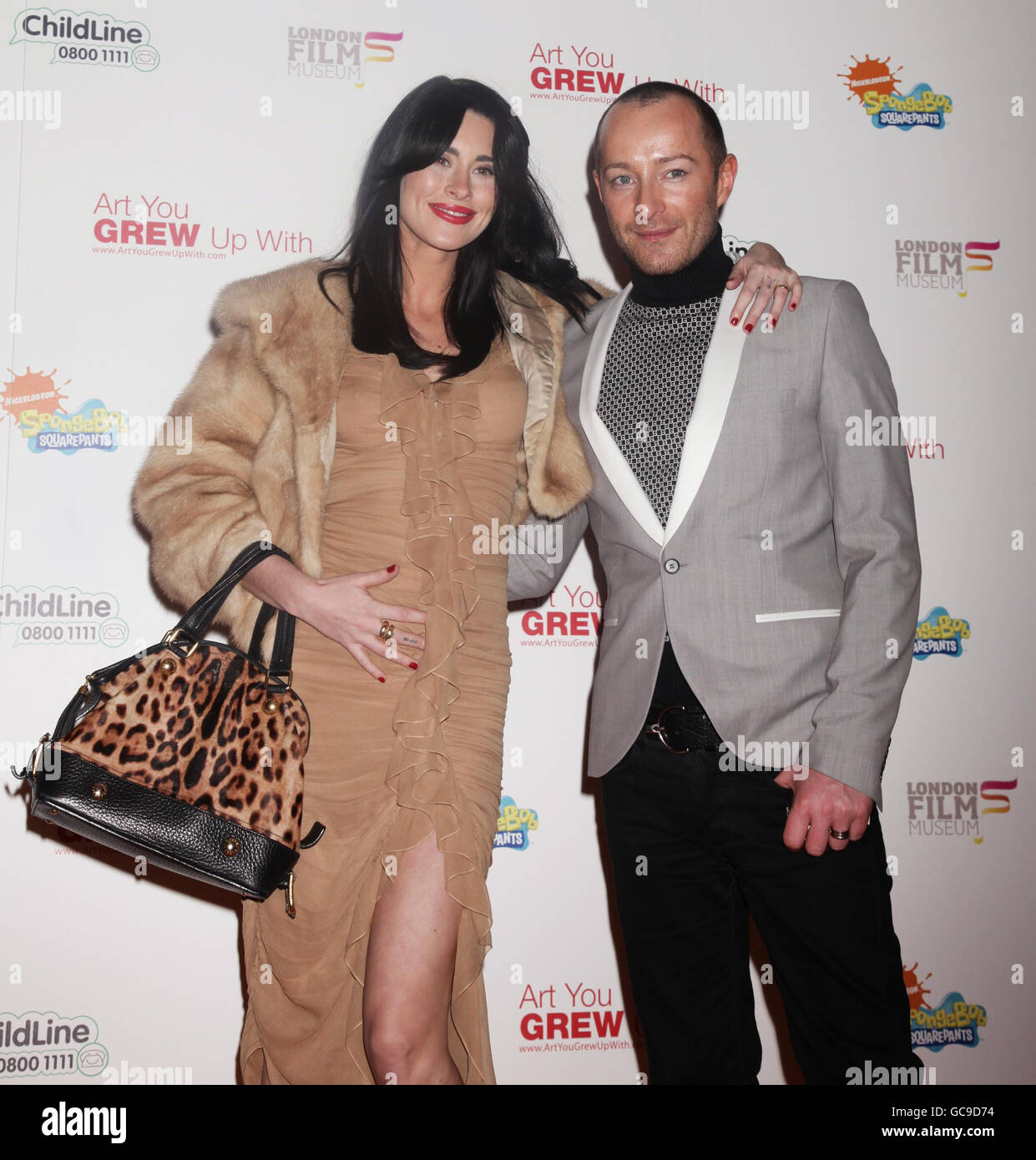 Model Jasmine Lennard (links) mit Designer Scott Henshall Ankunft für die SpongeBob FancyPants Art Du bist mit einer Charity-Auktion in Aid of Childline in der County Hall im Zentrum von London aufgewachsen. Stockfoto