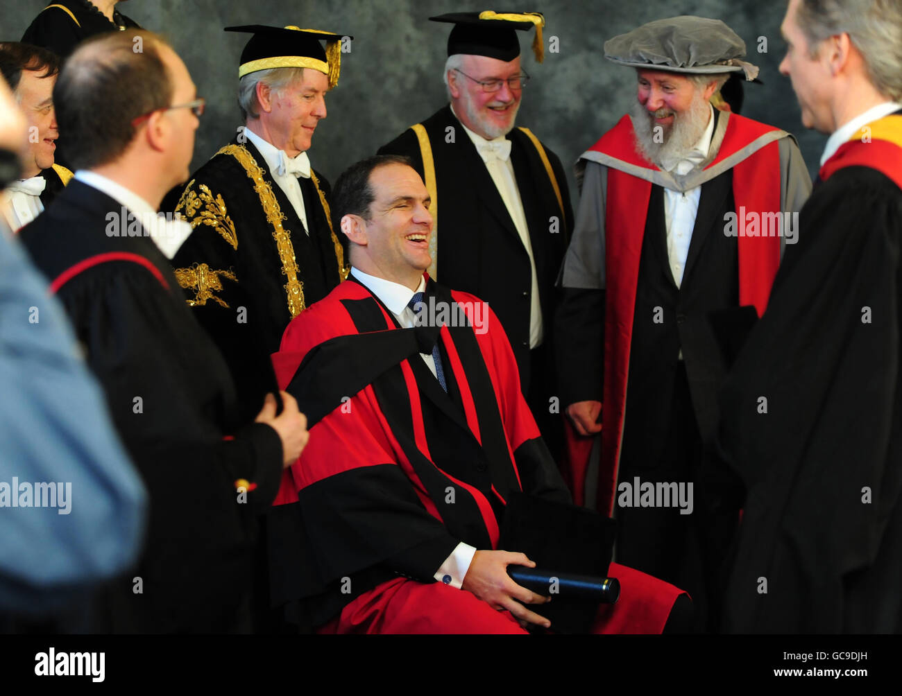 England Rugby Manager Martin Johnson lacht mit anderen Absolventen und dem Leiter der Abteilungen, nachdem er von der University of Leicester seinen Ehrendoktortitel als Doktor der Gesetze erhalten hat. Stockfoto